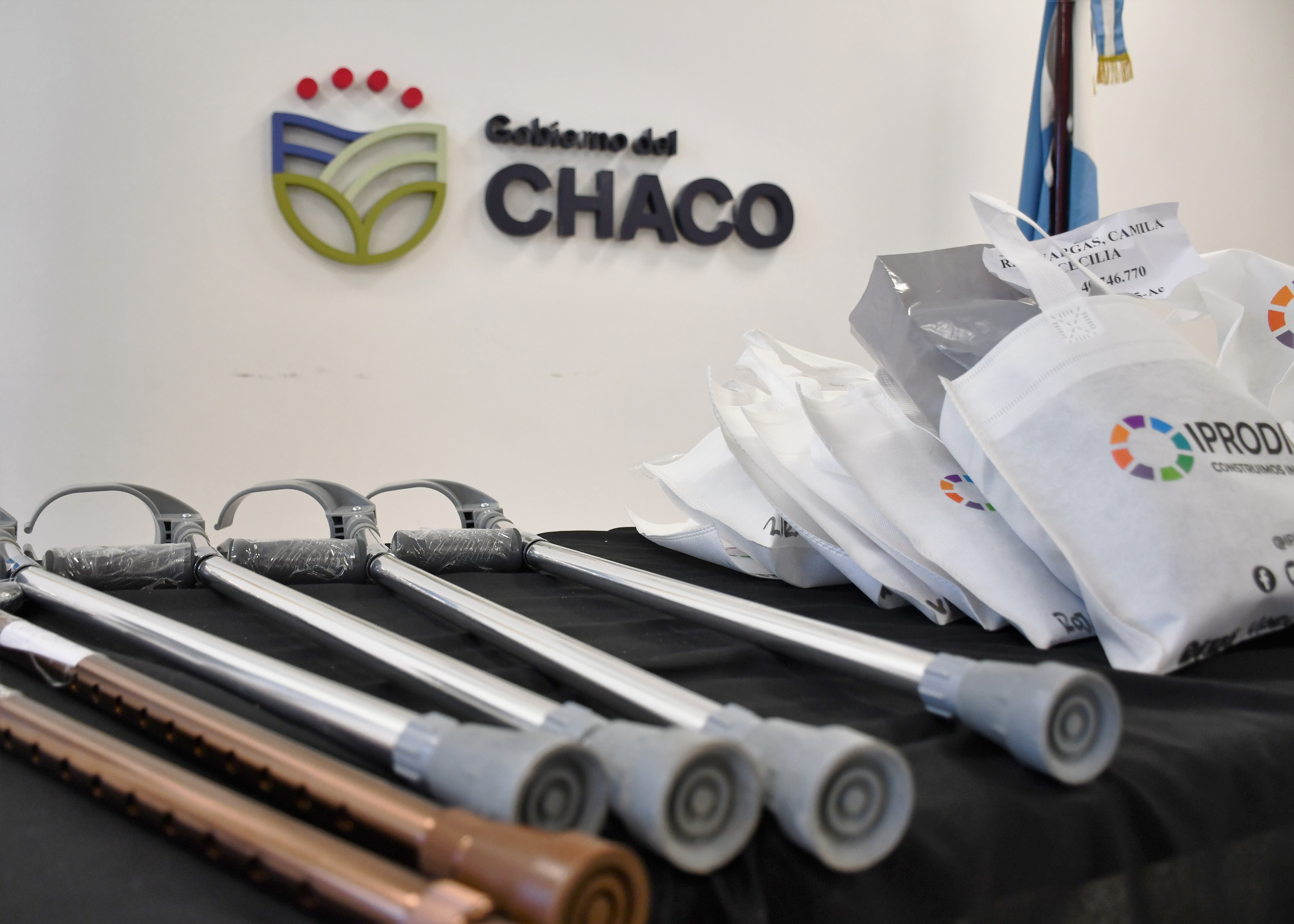 bastones-bolsas-y-de-fondo-el-logo-del-gobierno-del-chaco-6823462b41c33587842194.jpg