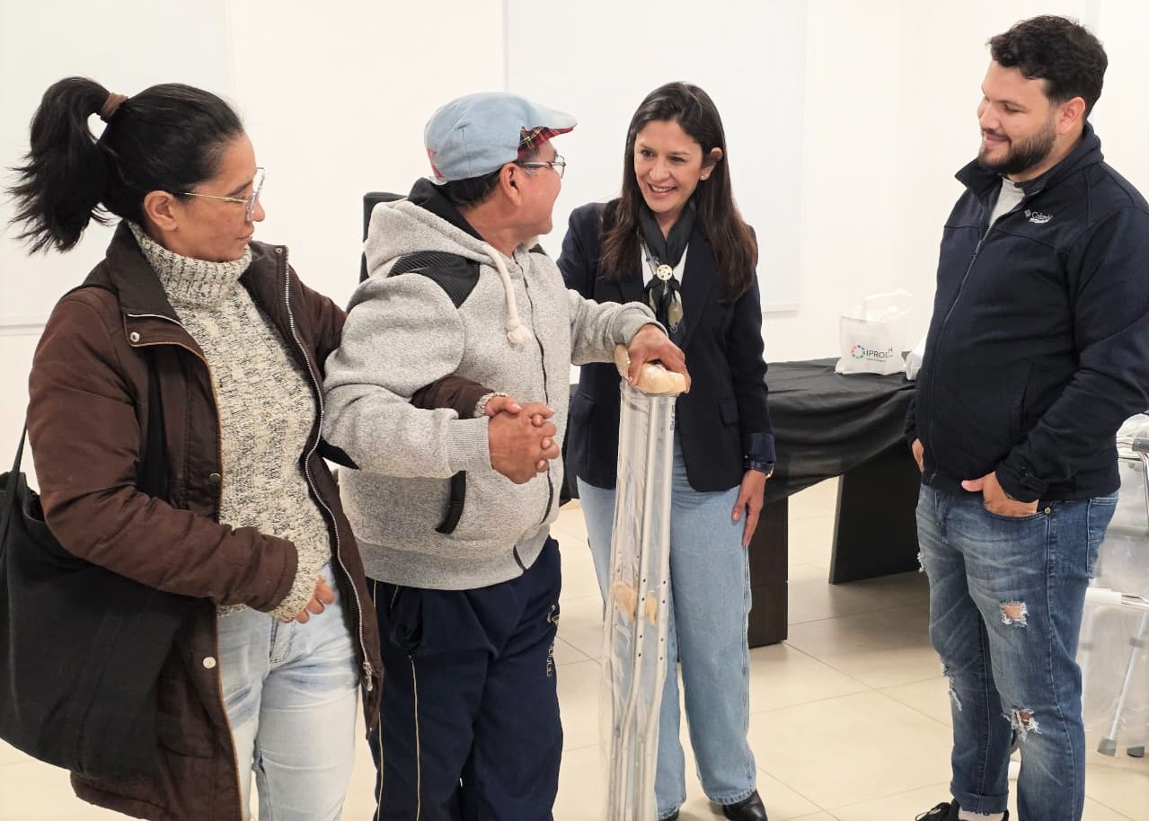 beneficiarios-de-un-par-de-muletas-sonriendo-junto-vicepresidente-morales-y-vocal-gomez-68b057e23c0d5547275910.jpeg