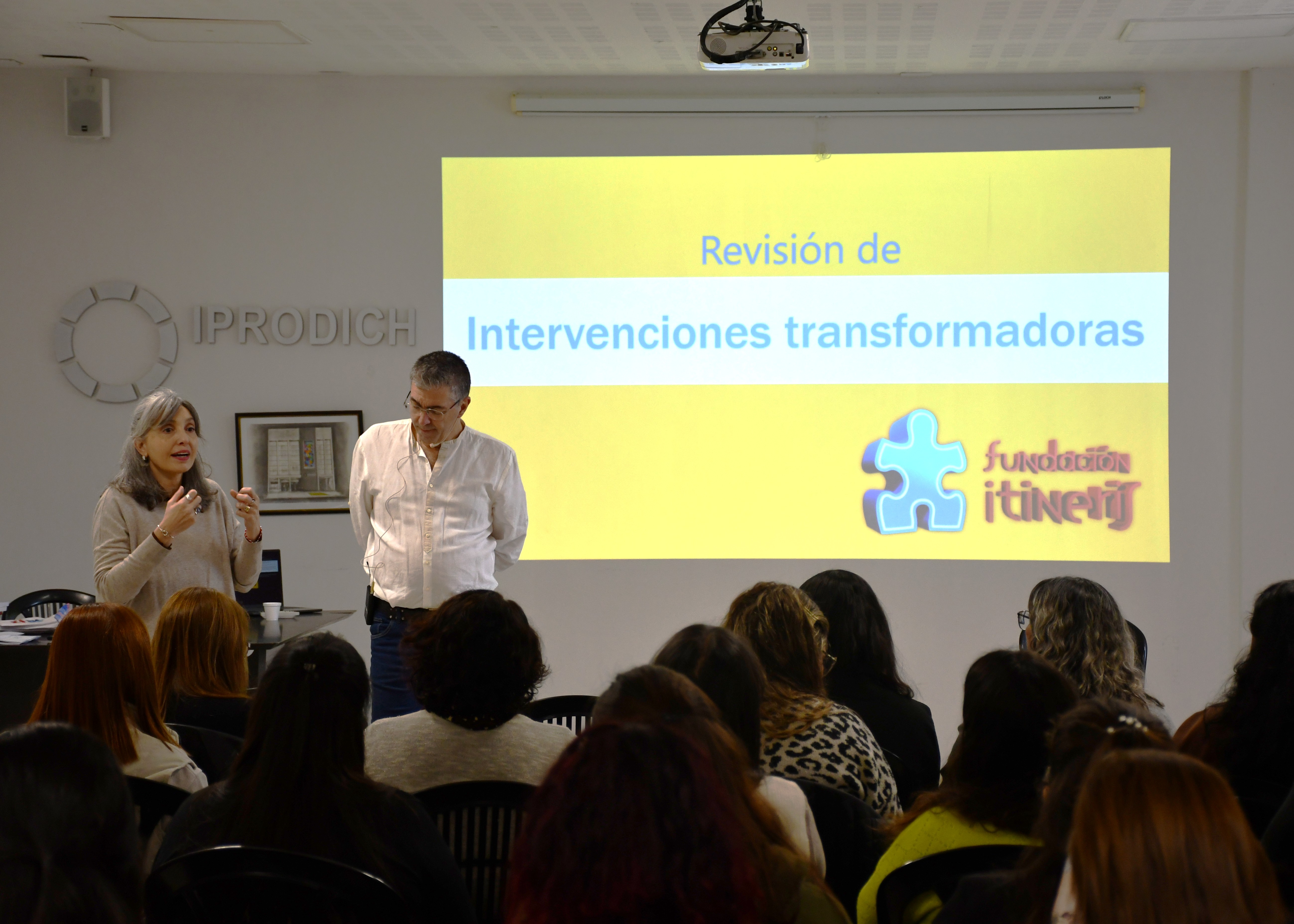 dos-disertantes-cabezas-de-espectadores-y-de-fondo-una-diapositiva-con-el-logo-de-itineris-6a75f584609ec296680930.jpg