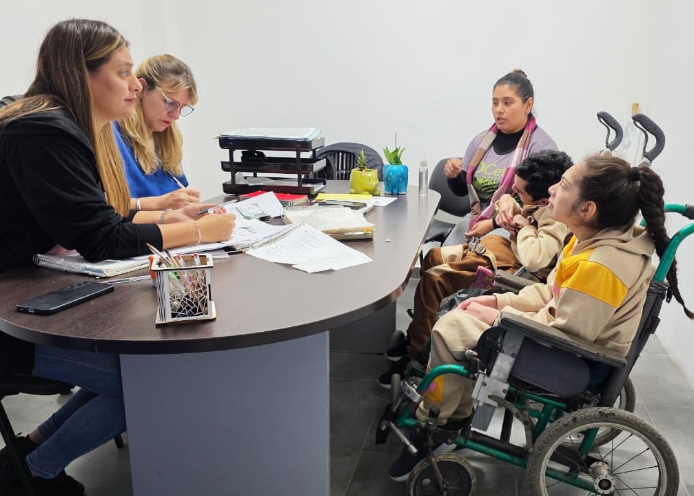 junta-evaluadora-sentada-junto-a-personas-en-sillas-de-ruedas-69f3707c02598096452599.jpeg