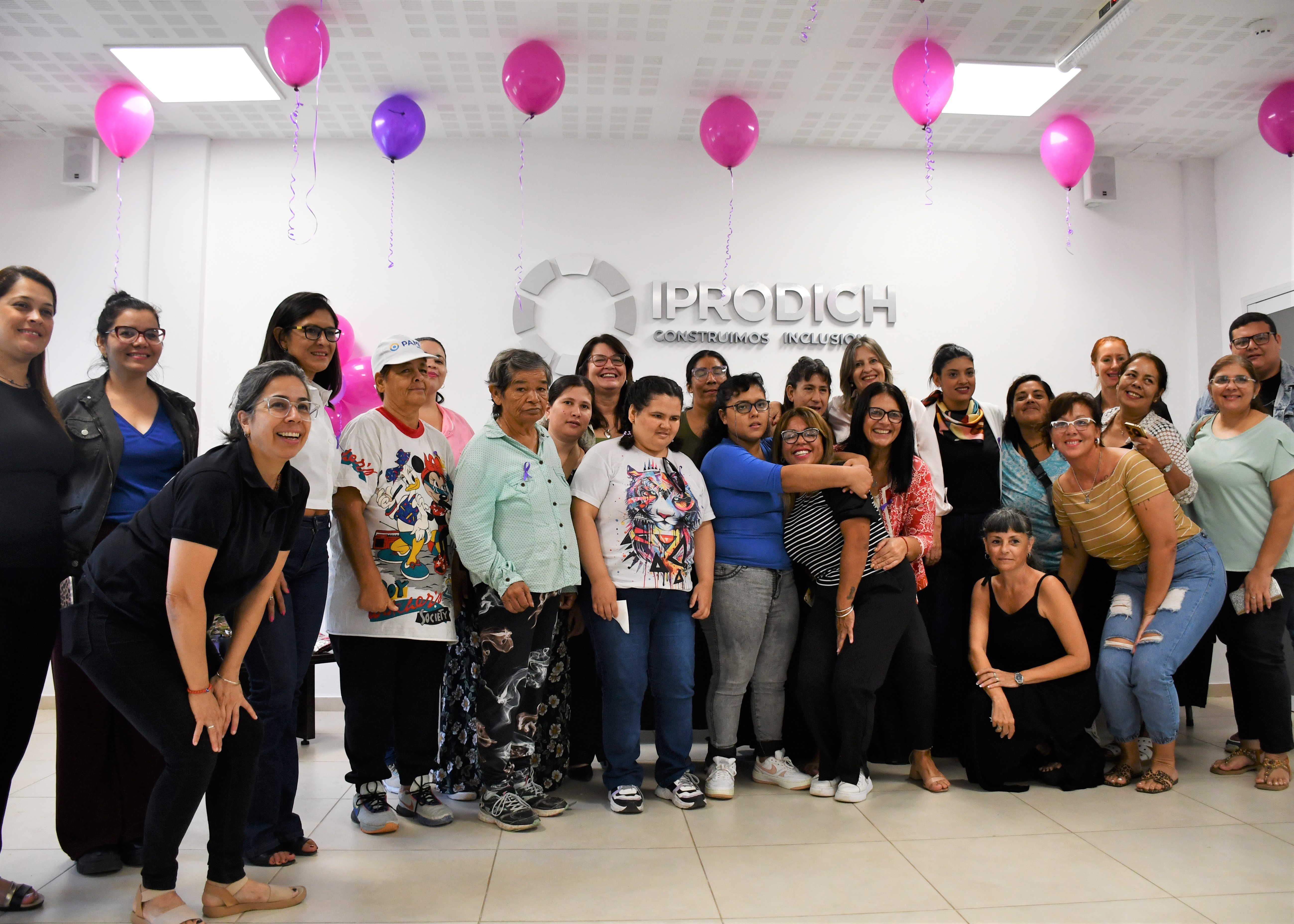 mujeres-del-cis-y-equipo-del-iprodich-parados-con-globos-arriba-en-el-techo-mirando-a-camara-69bd59123ec75094054728.jpg