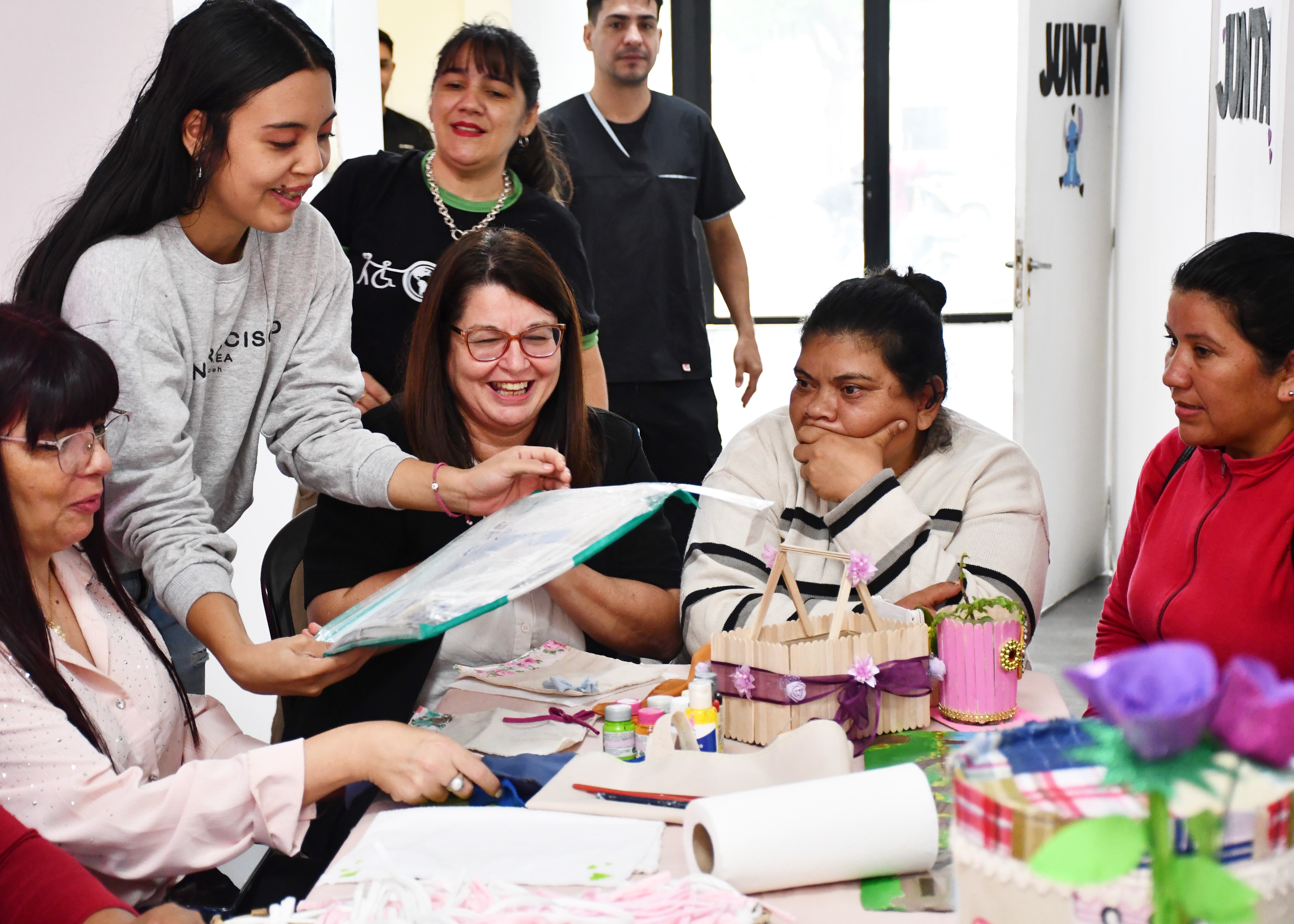 mujeres-sentadas-recibiendo-presentes-y-sonriendo-69c67220eb584791205792.jpg
