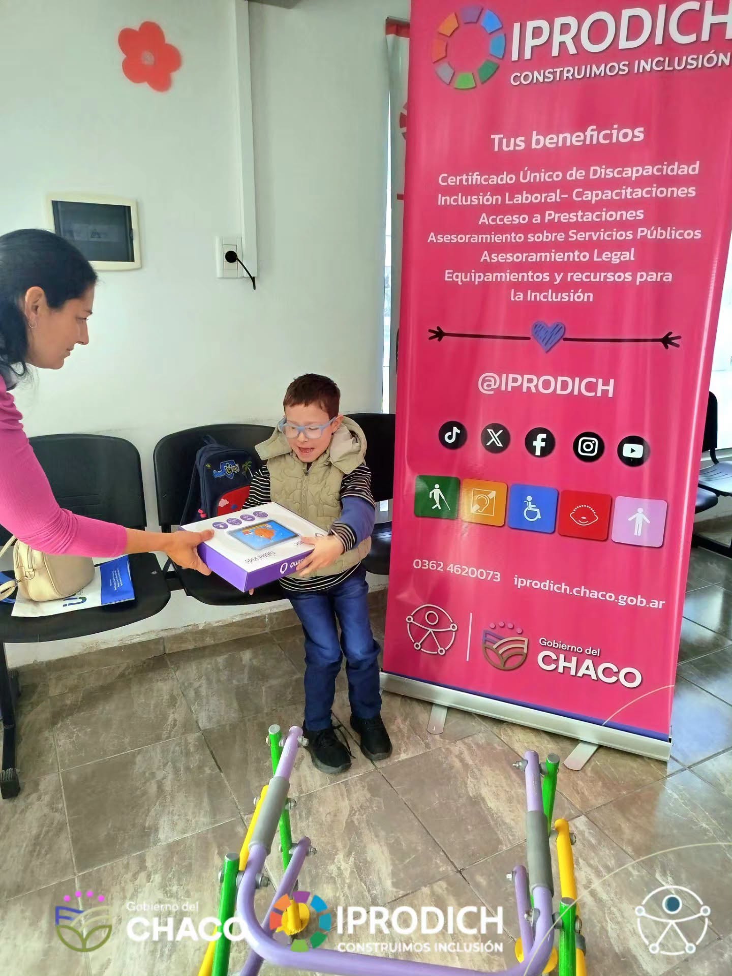 nene-con-discapacidad-recibiendo-elemento-6ab1381b50192858193169.jpg