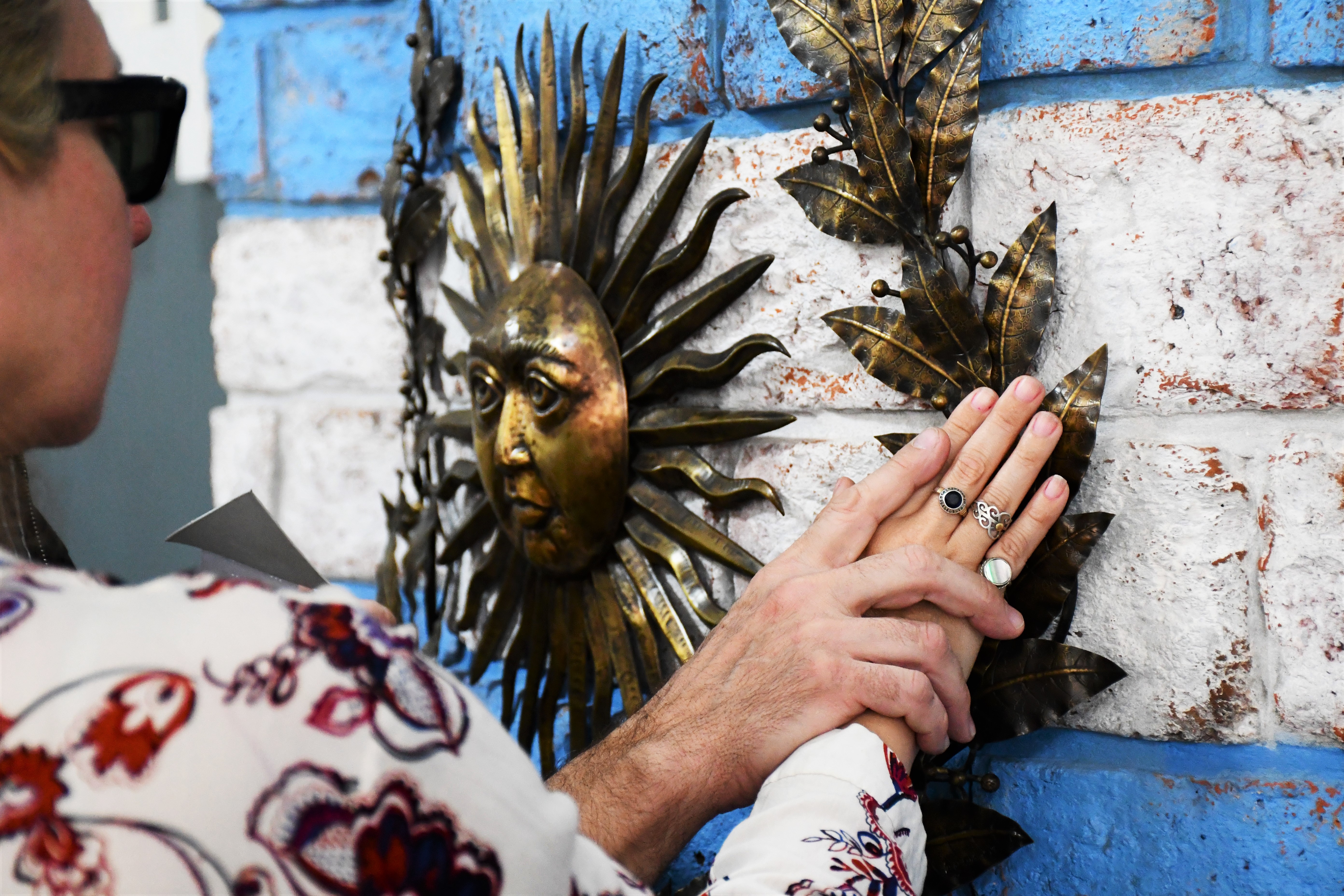 persona-con-discapacidad-visual-tocando-obra-que-representa-la-bandera-argentina-68b1c716823ee372734262.jpg