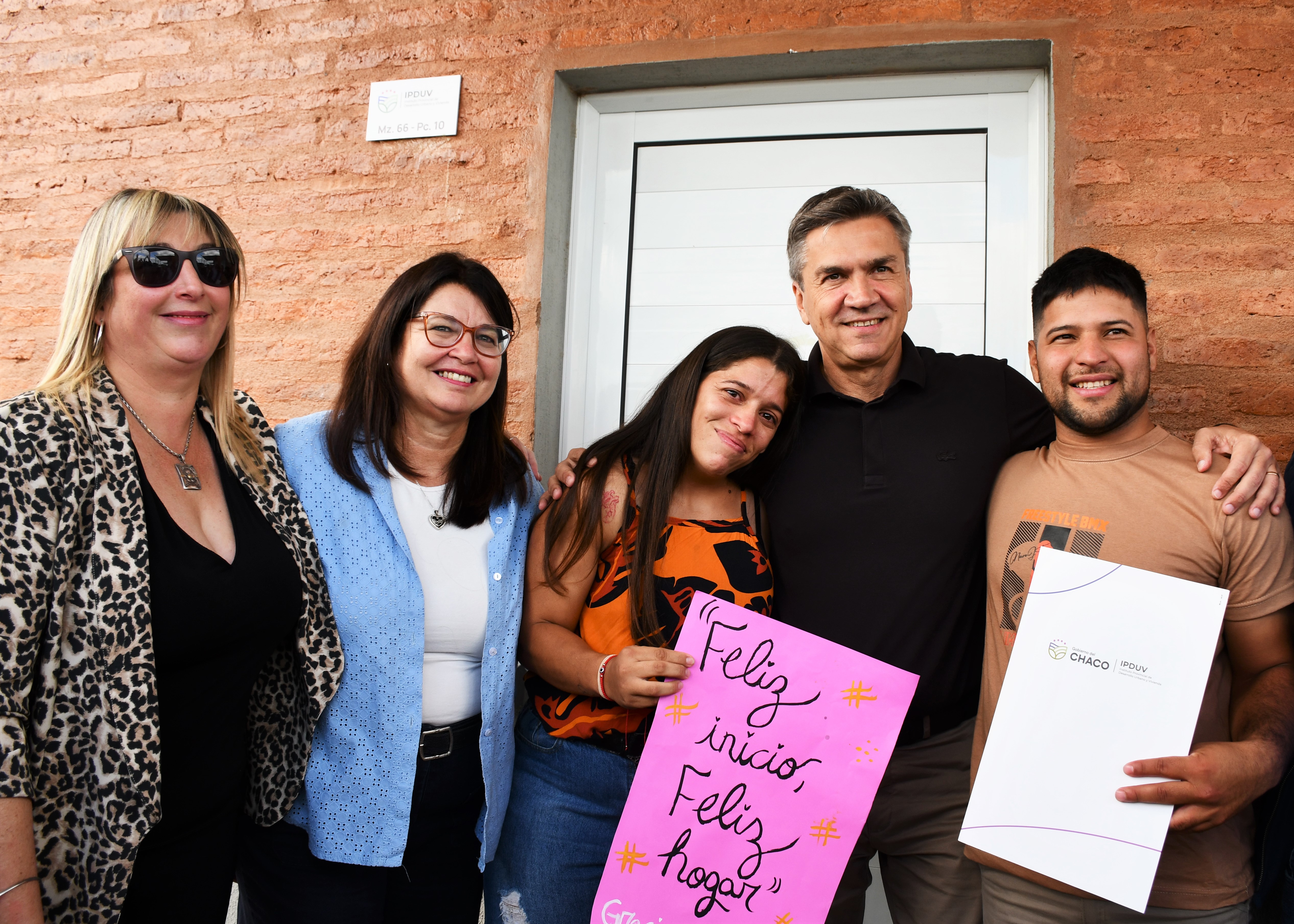 personas-con-carteles-en-entrega-de-vivienda-en-colonia-popular-69d917267f851998457310.jpg