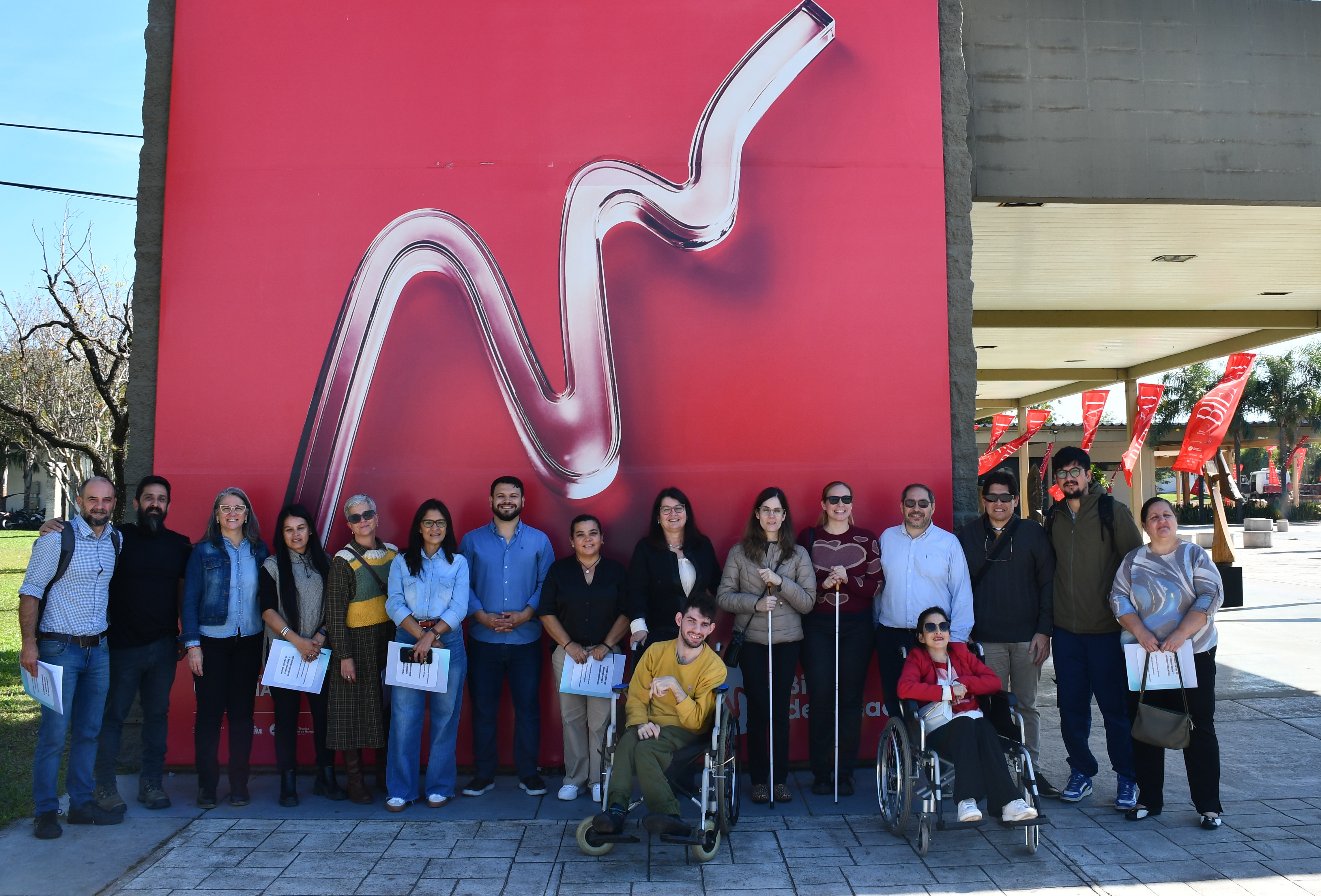 personas-con-discapacidad-y-autoridades-del-iprodich-en-la-fachada-de-un-cartel-de-la-bienal-2026-6a69e7b3b0f0b135730747.jpg