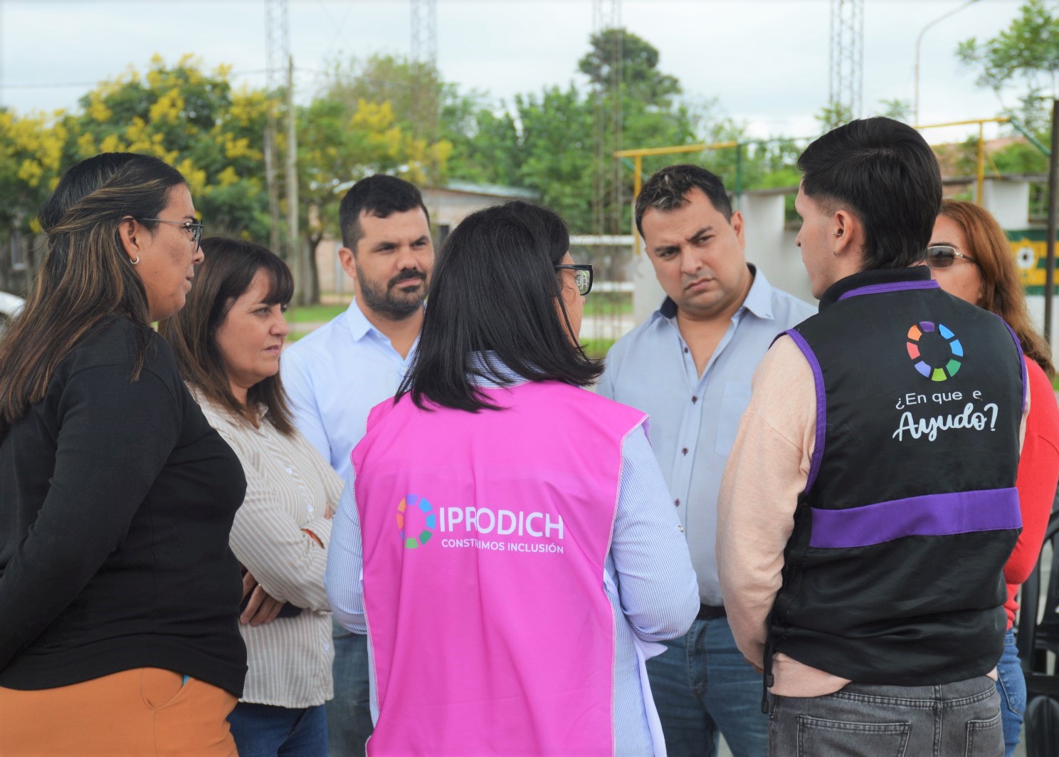 personas-en-circulo-charlando-y-asesorando-donde-se-destacan-dos-pecheras-institucionales-del-iprodich-color-negro-y-rosado-67fe45de64a56643435031.jpg