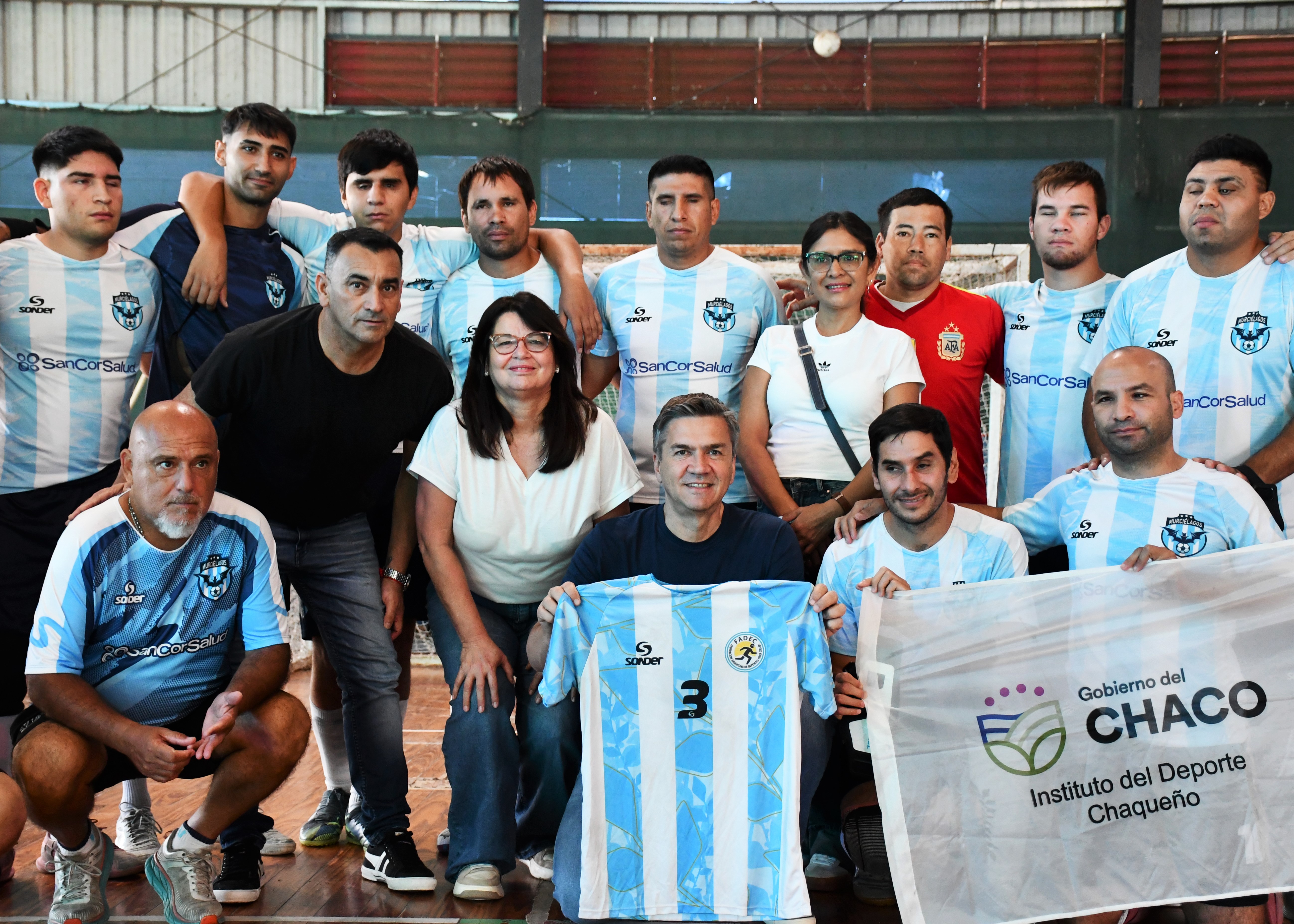 personas-en-conjunto-frente-a-camara-con-la-camiseta-argentina-69e63e7f47b6d777445739.jpg