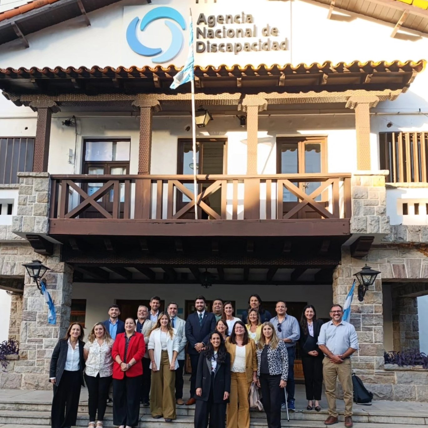 personas-en-la-fachada-de-la-sede-de-andis-69bbf843d7677406744489.jpg