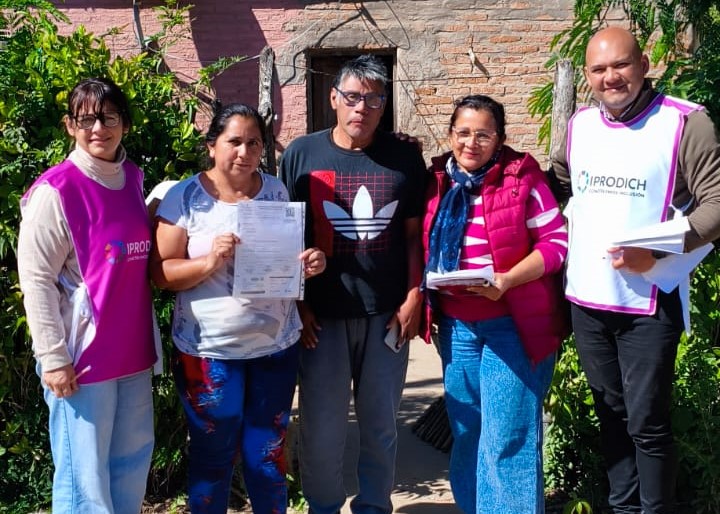 personas-frente-a-camara-con-cud-en-la-mano-6a05ae2c98a7e078341696.jpeg
