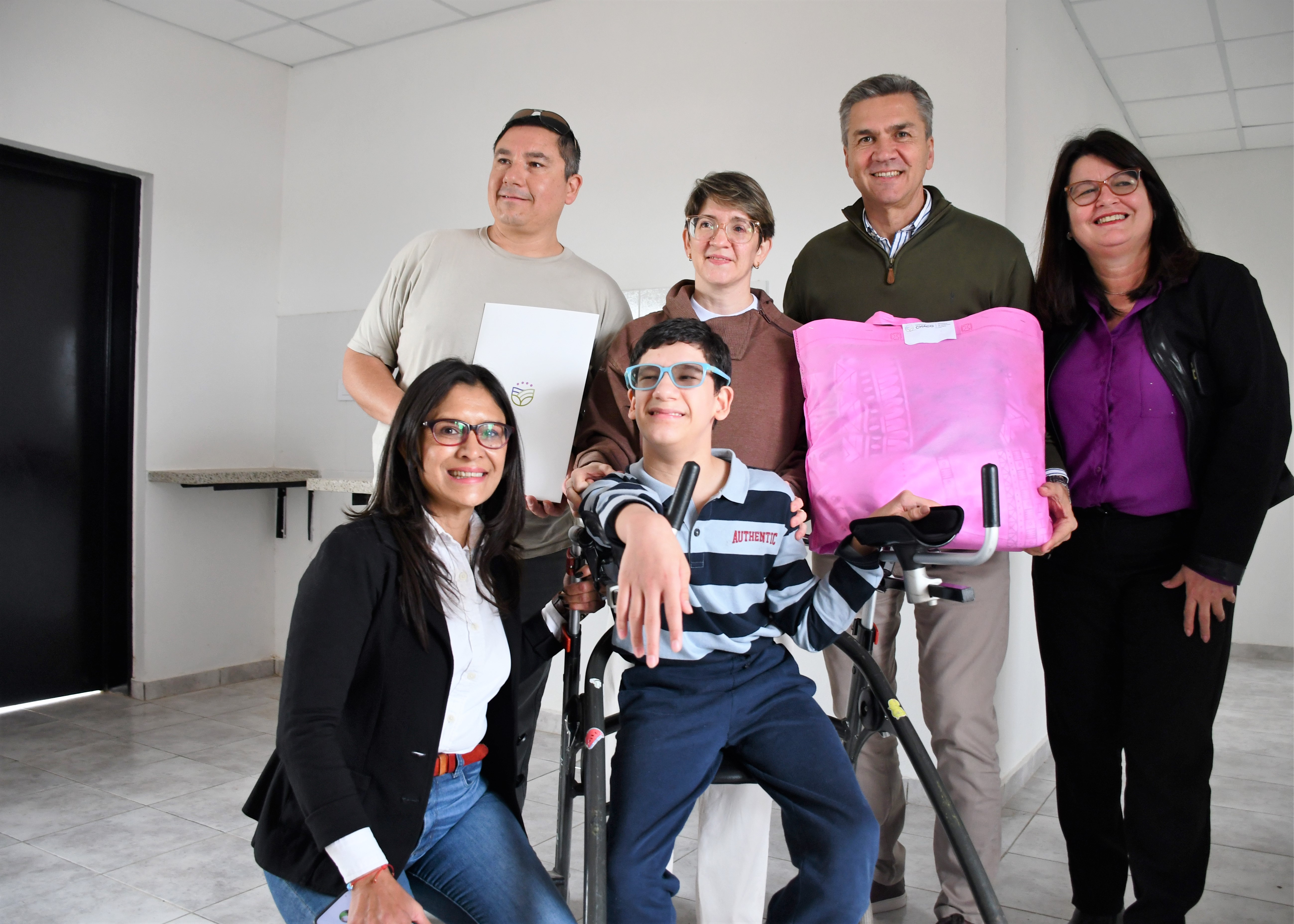 personas-frente-a-camara-con-persona-en-silla-de-ruedas-6a181fbc17d91929310255.jpg