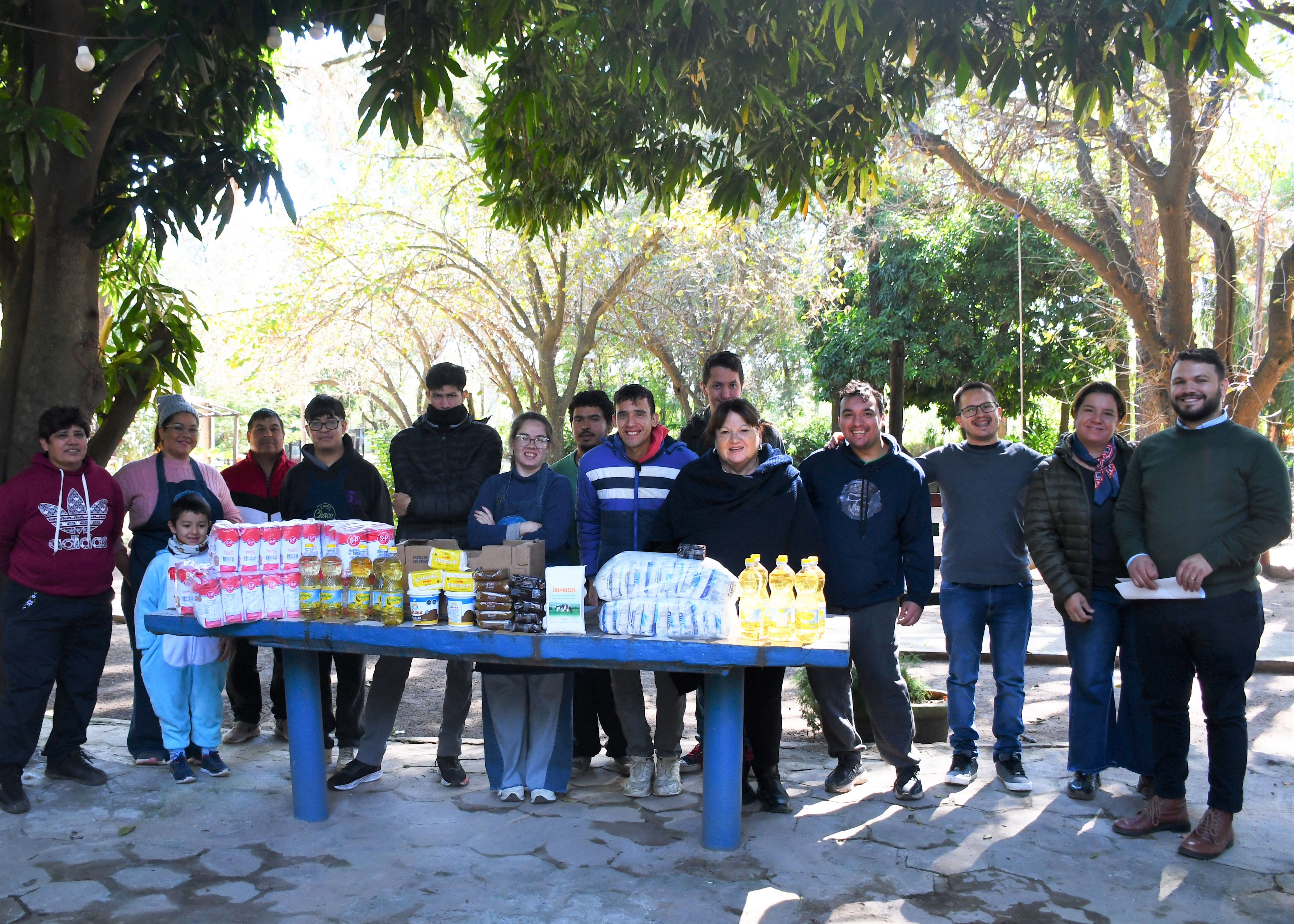 personas-paradas-frente-a-una-mesa-llena-de-insumos-de-panaderia-69f1e8e5dd167232978120.jpg