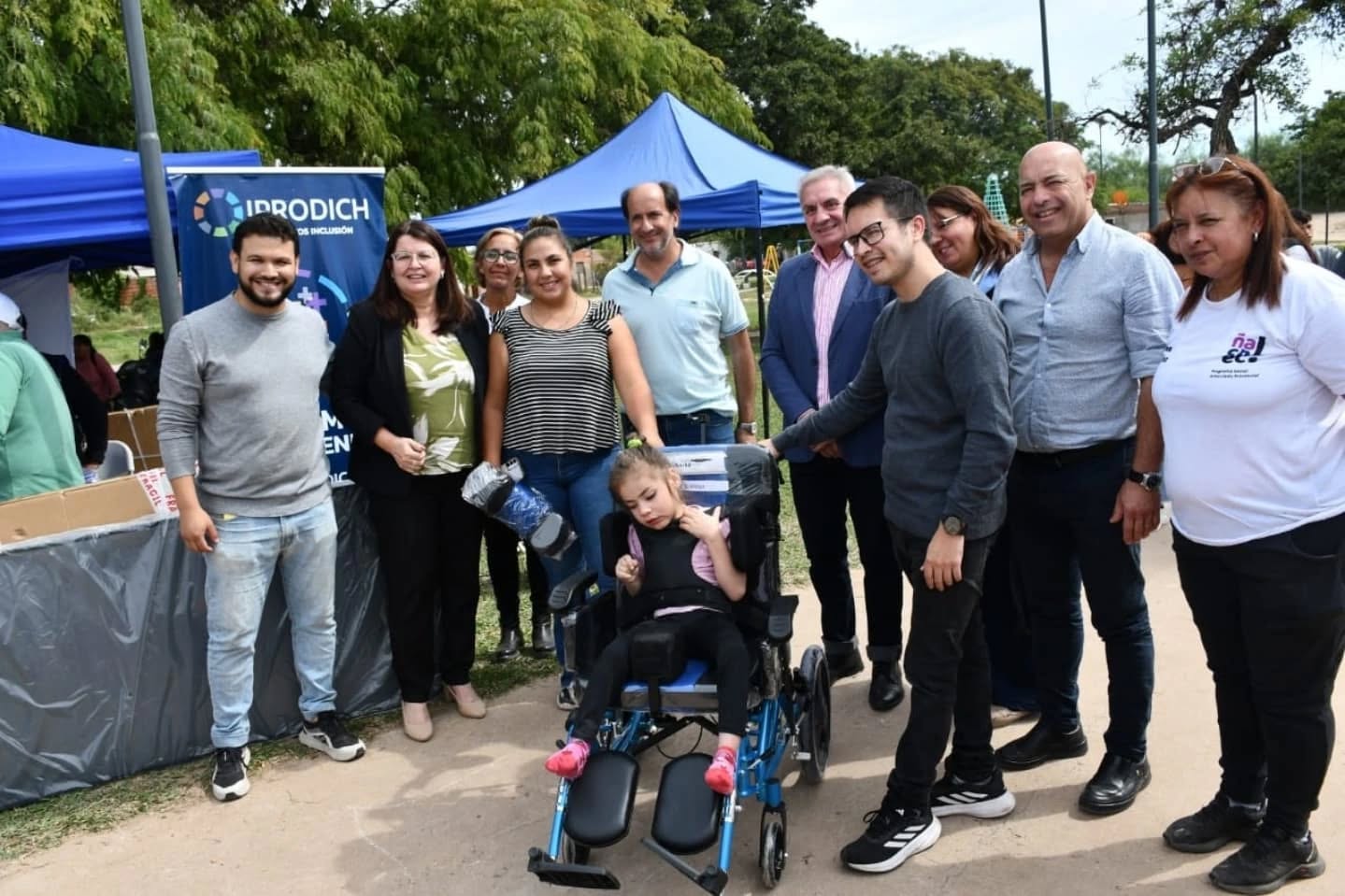 personas-paradas-mirando-a-camara-y-sonriendo-junto-a-una-nena-en-silla-de-ruedas-68078282b51ad403454648.jpg