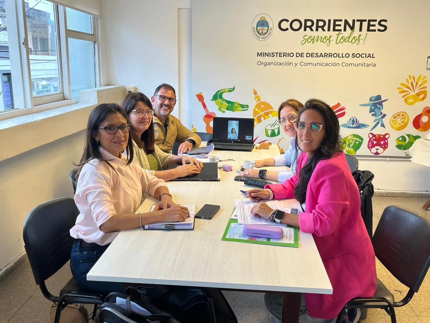 personas-sentadas-en-una-mesa-sonriendo-a-camara-69f0a413916ae871126007.jpg