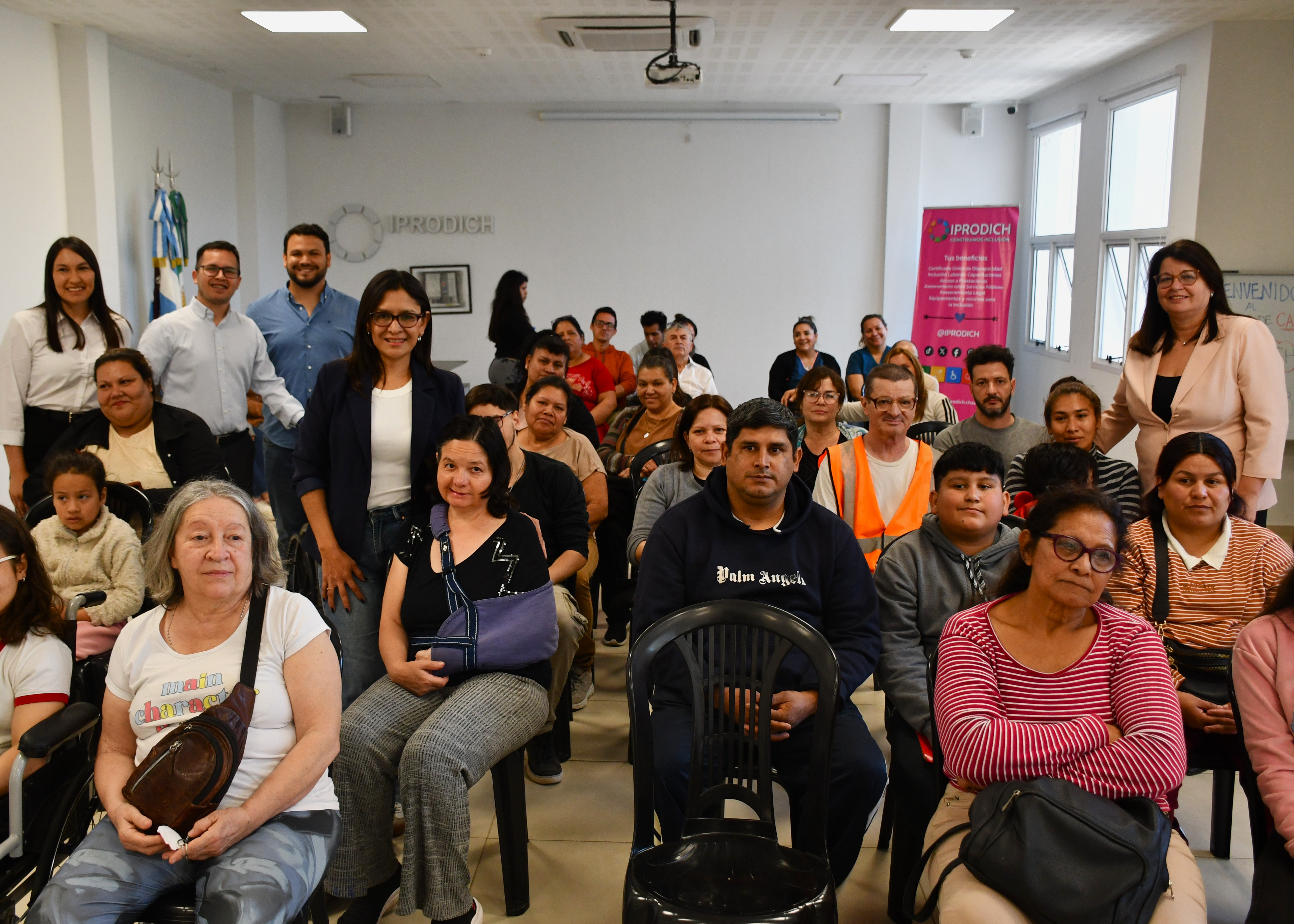 personas-sonriendo-a-camara-algunas-sentadas-6aa3d73590369049876547.jpg