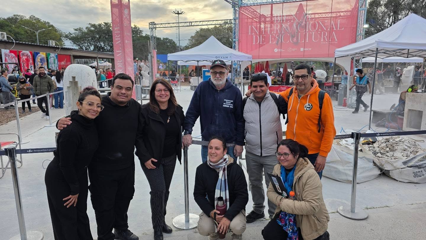 personas-sonriendo-frente-a-camara-6a68c8c237ea7060815858.jpg
