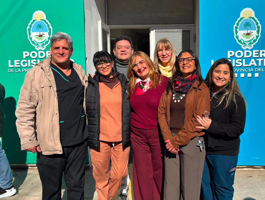 personas-sonriendo-frente-a-camara-y-de-fondo-la-fachada-del-poder-legislativo-6a54cdd169f68924263783.jpg