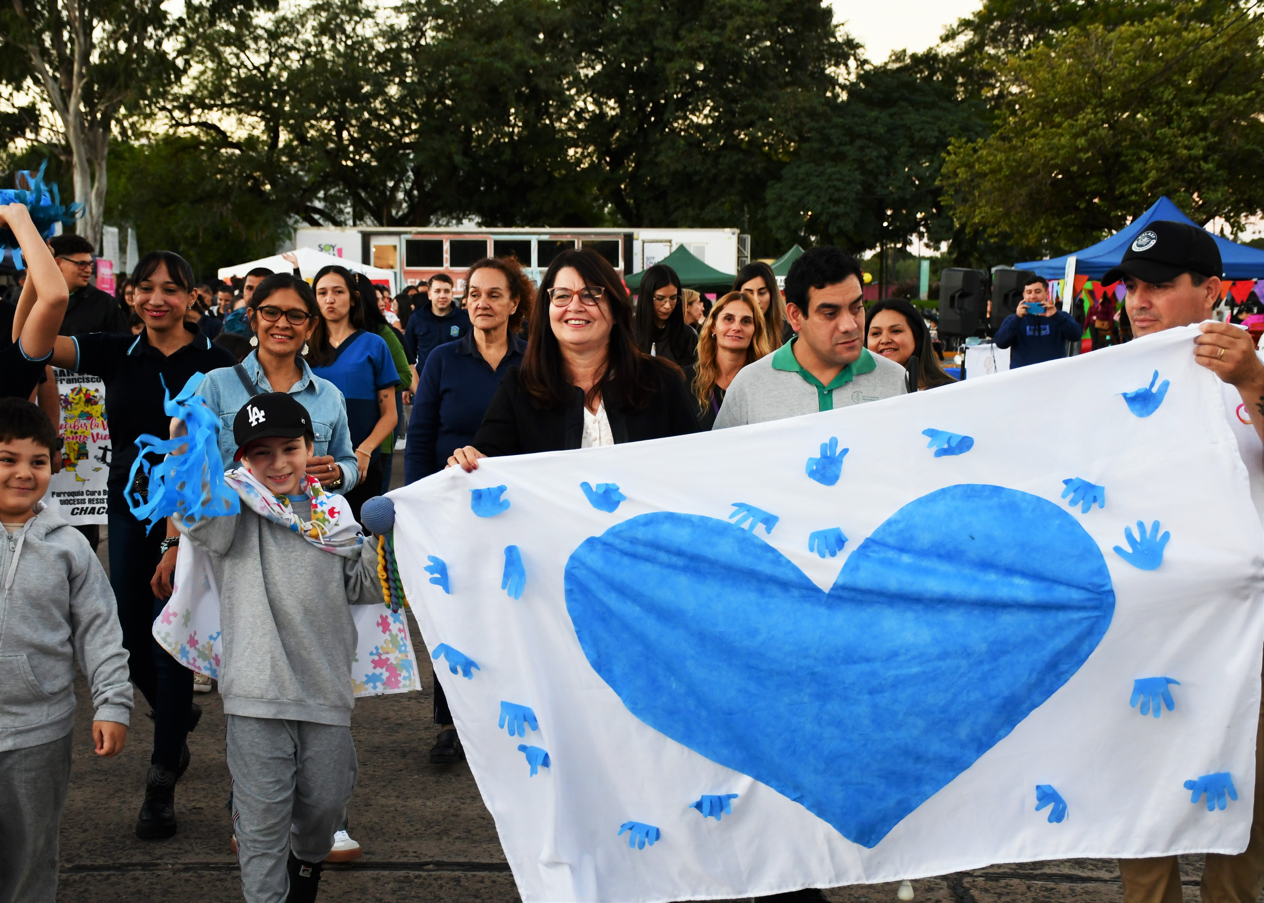 personas-sosteniendo-bandera-con-un-corazon-azul-69fc7a0bc3e30763970345.jpg