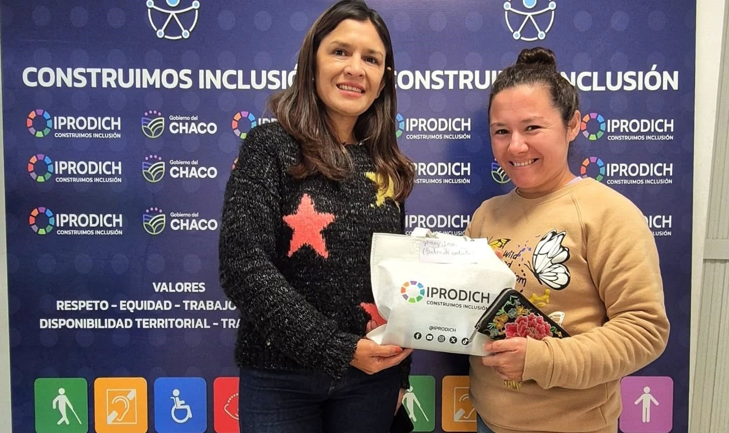 vicepresidente-morales-sonriendo-junto-a-beneficiaria-que-sostiene-una-bolsa-con-el-logo-del-iprodich-6846cad7ea66d498106312.jpg